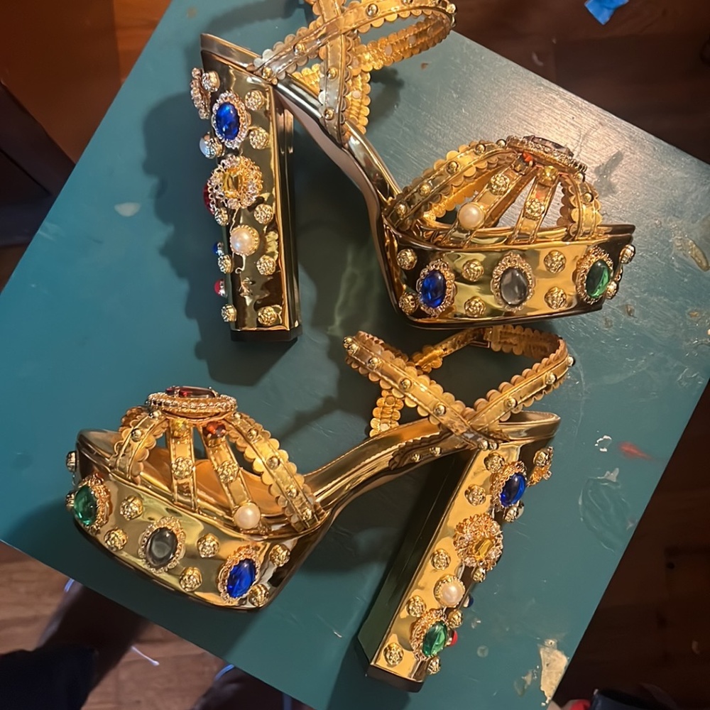 Gold jewel platforms